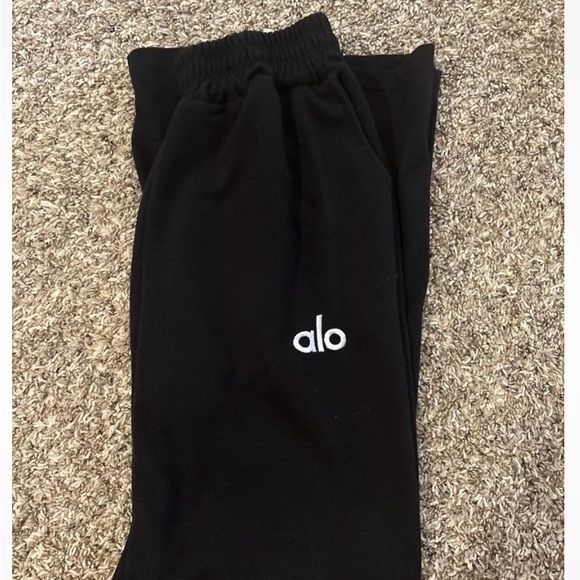 ALO Yoga womens Black Joggers 

No tag. Barely worn. ** please read description - Picture 5 of 5
